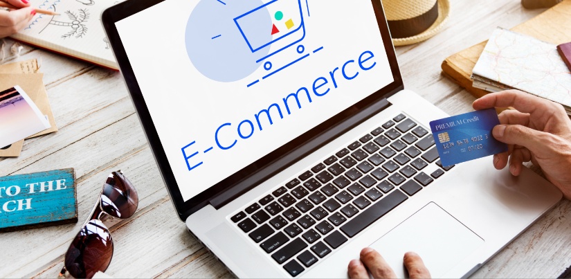 Čovek na računaru istražuje tržište za e-commerce u Srbiji 