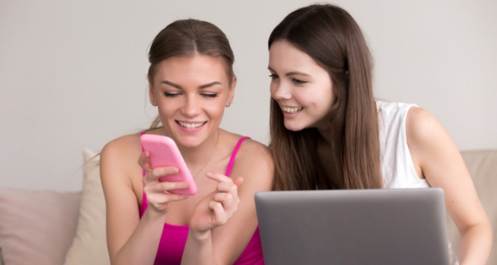 Devojke koriste TikTok aplikaciju za kreiranje videa